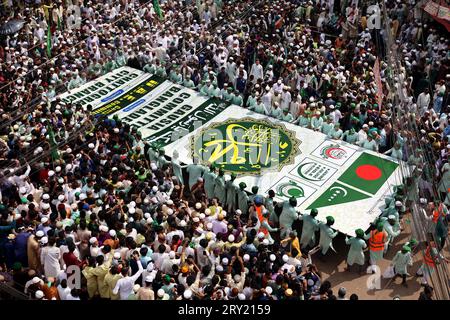 28. September 2023, Chittagong, Muradpur, Bangladesch: Anlässlich des heiligen Eid Miladunnabi fand in Chittagong, Bangladesch, eine traditionelle Prozession statt, an der Millionen von Menschen teilnahmen. Die 51. Prozession wurde von Awlade Rasul Allama Syed Muhammad Saber Shah (Majia) aus Pakistan geleitet. Am Morgen, vor dem Beginn der Prozession, werden Gebete für den Wohlstand und das Wohlergehen des Landes und der Nation angeboten. 1974 begann die erste Prozession in Bangladesch unter der Leitung von Zaman Allama Syed Muhammad Taib Shah. (Bild: © Mohammed Shajahan/ Stockfoto