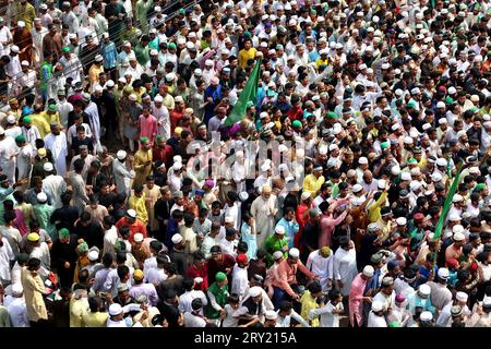 28. September 2023, Chittagong, Muradpur, Bangladesch: Anlässlich des heiligen Eid Miladunnabi fand in Chittagong, Bangladesch, eine traditionelle Prozession statt, an der Millionen von Menschen teilnahmen. Die 51. Prozession wurde von Awlade Rasul Allama Syed Muhammad Saber Shah (Majia) aus Pakistan geleitet. Am Morgen, vor dem Beginn der Prozession, werden Gebete für den Wohlstand und das Wohlergehen des Landes und der Nation angeboten. 1974 begann die erste Prozession in Bangladesch unter der Leitung von Zaman Allama Syed Muhammad Taib Shah. (Bild: © Mohammed Shajahan/ Stockfoto