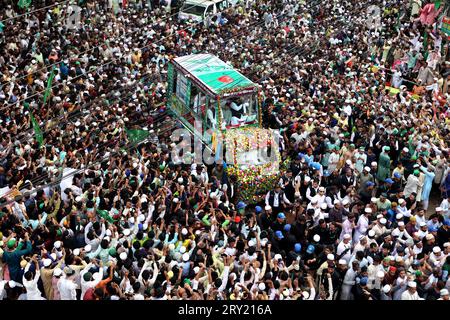 28. September 2023, Chittagong, Muradpur, Bangladesch: Anlässlich des heiligen Eid Miladunnabi fand in Chittagong, Bangladesch, eine traditionelle Prozession statt, an der Millionen von Menschen teilnahmen. Die 51. Prozession wurde von Awlade Rasul Allama Syed Muhammad Saber Shah (Majia) aus Pakistan geleitet. Am Morgen, vor dem Beginn der Prozession, werden Gebete für den Wohlstand und das Wohlergehen des Landes und der Nation angeboten. 1974 begann die erste Prozession in Bangladesch unter der Leitung von Zaman Allama Syed Muhammad Taib Shah. (Bild: © Mohammed Shajahan/ Stockfoto