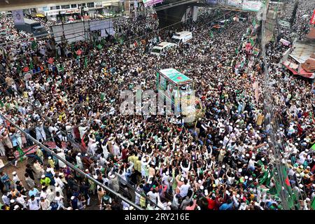 28. September 2023, Chittagong, Muradpur, Bangladesch: Anlässlich des heiligen Eid Miladunnabi fand in Chittagong, Bangladesch, eine traditionelle Prozession statt, an der Millionen von Menschen teilnahmen. Die 51. Prozession wurde von Awlade Rasul Allama Syed Muhammad Saber Shah (Majia) aus Pakistan geleitet. Am Morgen, vor dem Beginn der Prozession, werden Gebete für den Wohlstand und das Wohlergehen des Landes und der Nation angeboten. 1974 begann die erste Prozession in Bangladesch unter der Leitung von Zaman Allama Syed Muhammad Taib Shah. (Bild: © Mohammed Shajahan/ Stockfoto