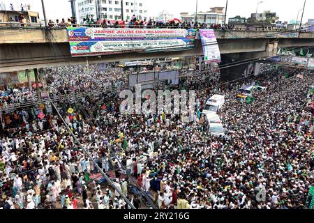 28. September 2023, Chittagong, Muradpur, Bangladesch: Anlässlich des heiligen Eid Miladunnabi fand in Chittagong, Bangladesch, eine traditionelle Prozession statt, an der Millionen von Menschen teilnahmen. Die 51. Prozession wurde von Awlade Rasul Allama Syed Muhammad Saber Shah (Majia) aus Pakistan geleitet. Am Morgen, vor dem Beginn der Prozession, werden Gebete für den Wohlstand und das Wohlergehen des Landes und der Nation angeboten. 1974 begann die erste Prozession in Bangladesch unter der Leitung von Zaman Allama Syed Muhammad Taib Shah. (Bild: © Mohammed Shajahan/ Stockfoto