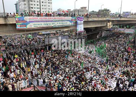 28. September 2023, Chittagong, Muradpur, Bangladesch: Anlässlich des heiligen Eid Miladunnabi fand in Chittagong, Bangladesch, eine traditionelle Prozession statt, an der Millionen von Menschen teilnahmen. Die 51. Prozession wurde von Awlade Rasul Allama Syed Muhammad Saber Shah (Majia) aus Pakistan geleitet. Am Morgen, vor dem Beginn der Prozession, werden Gebete für den Wohlstand und das Wohlergehen des Landes und der Nation angeboten. 1974 begann die erste Prozession in Bangladesch unter der Leitung von Zaman Allama Syed Muhammad Taib Shah. (Bild: © Mohammed Shajahan/ Stockfoto