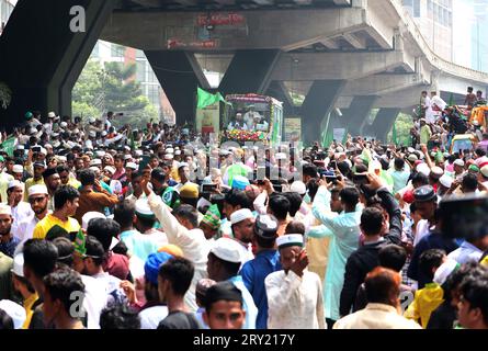 28. September 2023, Chittagong, Muradpur, Bangladesch: Anlässlich des heiligen Eid Miladunnabi fand in Chittagong, Bangladesch, eine traditionelle Prozession statt, an der Millionen von Menschen teilnahmen. Die 51. Prozession wurde von Awlade Rasul Allama Syed Muhammad Saber Shah (Majia) aus Pakistan geleitet. Am Morgen, vor dem Beginn der Prozession, werden Gebete für den Wohlstand und das Wohlergehen des Landes und der Nation angeboten. 1974 begann die erste Prozession in Bangladesch unter der Leitung von Zaman Allama Syed Muhammad Taib Shah. (Bild: © Mohammed Shajahan/ Stockfoto