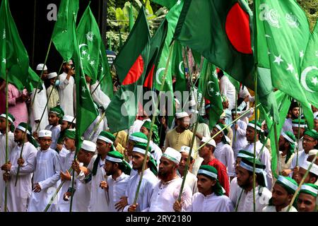 28. September 2023, Chittagong, Muradpur, Bangladesch: Anlässlich des heiligen Eid Miladunnabi fand in Chittagong, Bangladesch, eine traditionelle Prozession statt, an der Millionen von Menschen teilnahmen. Die 51. Prozession wurde von Awlade Rasul Allama Syed Muhammad Saber Shah (Majia) aus Pakistan geleitet. Am Morgen, vor dem Beginn der Prozession, werden Gebete für den Wohlstand und das Wohlergehen des Landes und der Nation angeboten. 1974 begann die erste Prozession in Bangladesch unter der Leitung von Zaman Allama Syed Muhammad Taib Shah. (Bild: © Mohammed Shajahan/ Stockfoto