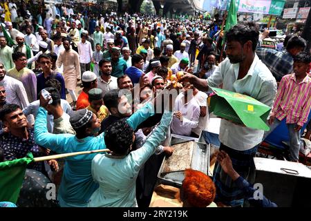 28. September 2023, Chittagong, Muradpur, Bangladesch: Anlässlich des heiligen Eid Miladunnabi fand in Chittagong, Bangladesch, eine traditionelle Prozession statt, an der Millionen von Menschen teilnahmen. Die 51. Prozession wurde von Awlade Rasul Allama Syed Muhammad Saber Shah (Majia) aus Pakistan geleitet. Am Morgen, vor dem Beginn der Prozession, werden Gebete für den Wohlstand und das Wohlergehen des Landes und der Nation angeboten. 1974 begann die erste Prozession in Bangladesch unter der Leitung von Zaman Allama Syed Muhammad Taib Shah. (Bild: © Mohammed Shajahan/ Stockfoto