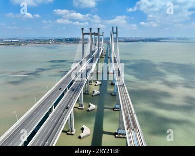 (230928) -- FUZHOU, 28. September 2023 (Xinhua) -- dieses Luftbild vom 19. September 2023 zeigt die Quanzhou Bay-Überseebrücke (R) entlang der Fuzhou-Xiamen-Zhangzhou-Hochgeschwindigkeitsbahn in der südöstlichen chinesischen Provinz Fujian. Chinas schnellste Hochgeschwindigkeitsstrecke für den Seeverkehr nahm am Donnerstag den Betrieb auf, wobei die Züge mit einer Höchstgeschwindigkeit von 350 km/h entlang der Westküste der Straße von Taiwan verkehrten. Ein Fuxing-Hochgeschwindigkeitszug G9801 fuhr um 9:15 Uhr von Fuzhou, der Hauptstadt der südöstlichen chinesischen Provinz Fujian, ab und feierte die Eröffnung der 277 km langen Hochgeschwindigkeitsbahn Fuzhou-Xiamen-Zhangzhou. Das ist CH Stockfoto