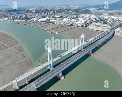 (230928) -- FUZHOU, 28. September 2023 (Xinhua) -- dieses Luftbild vom 19. September 2023 zeigt die Überseebrücke Anhai Bay (L) entlang der Hochgeschwindigkeitsbahn Fuzhou-Xiamen-Zhangzhou in der südöstlichen chinesischen Provinz Fujian. Chinas schnellste Hochgeschwindigkeitsstrecke für den Seeverkehr nahm am Donnerstag den Betrieb auf, wobei die Züge mit einer Höchstgeschwindigkeit von 350 km/h entlang der Westküste der Straße von Taiwan verkehrten. Ein Fuxing-Hochgeschwindigkeitszug G9801 fuhr um 9:15 Uhr von Fuzhou, der Hauptstadt der südöstlichen chinesischen Provinz Fujian, ab und feierte die Eröffnung der 277 km langen Hochgeschwindigkeitsbahn Fuzhou-Xiamen-Zhangzhou. Das ist China Stockfoto