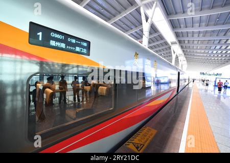 (230928) -- FUZHOU, 28. September 2023 (Xinhua) -- Ein Fuxing-Hochgeschwindigkeitszug G9801 wartet auf die Abfahrt vom Südbahnhof Fuzhou auf der Fuzhou-Xiamen-Zhangzhou-Hochgeschwindigkeitsbahn in Fuzhou, südöstliche chinesische Provinz Fujian, 28. September 2023. Chinas schnellste Hochgeschwindigkeitsstrecke für den Seeverkehr nahm am Donnerstag den Betrieb auf, wobei die Züge mit einer Höchstgeschwindigkeit von 350 km/h entlang der Westküste der Straße von Taiwan verkehrten. Ein Fuxing-Hochgeschwindigkeitszug G9801 fuhr um 9:15 Uhr von Fuzhou, der Hauptstadt der südöstlichen chinesischen Provinz Fujian, ab und feierte die Eröffnung der 277 km langen Hochgeschwindigkeitsbahn Fuzhou-Xiamen-Zhangzhou. Stockfoto