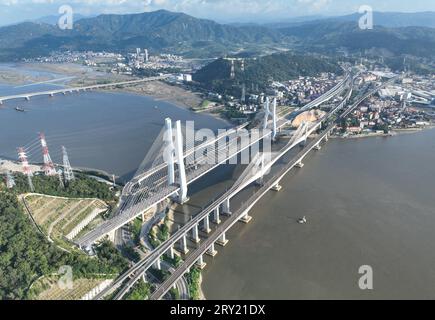 (230928) -- FUZHOU, 28. September 2023 (Xinhua) -- dieses Luftbild vom 26. September 2023 zeigt die Wulong-Brücke (3. R) entlang der Fuzhou-Xiamen-Zhangzhou-Hochgeschwindigkeitsbahn in der südöstlichen chinesischen Provinz Fujian. Chinas schnellste Hochgeschwindigkeitsstrecke für den Seeverkehr nahm am Donnerstag den Betrieb auf, wobei die Züge mit einer Höchstgeschwindigkeit von 350 km/h entlang der Westküste der Straße von Taiwan verkehrten. Ein Fuxing-Hochgeschwindigkeitszug G9801 fuhr um 9:15 Uhr von Fuzhou, der Hauptstadt der südöstlichen chinesischen Provinz Fujian, ab und feierte die Eröffnung der 277 km langen Hochgeschwindigkeitsbahn Fuzhou-Xiamen-Zhangzhou. Das gehört China Stockfoto