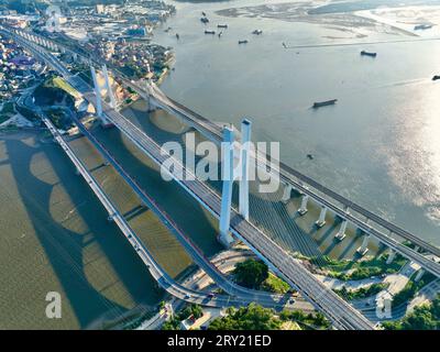 (230928) -- FUZHOU, 28. September 2023 (Xinhua) -- dieses Luftbild, das am 26. September 2023 aufgenommen wurde, zeigt die Wulong River Bridge (C) entlang der Fuzhou-Xiamen-Zhangzhou Hochgeschwindigkeitsbahn in der südöstlichen chinesischen Provinz Fujian. Chinas schnellste Hochgeschwindigkeitsstrecke für den Seeverkehr nahm am Donnerstag den Betrieb auf, wobei die Züge mit einer Höchstgeschwindigkeit von 350 km/h entlang der Westküste der Straße von Taiwan verkehrten. Ein Fuxing-Hochgeschwindigkeitszug G9801 fuhr um 9:15 Uhr von Fuzhou, der Hauptstadt der südöstlichen chinesischen Provinz Fujian, ab und feierte die Eröffnung der 277 km langen Hochgeschwindigkeitsbahn Fuzhou-Xiamen-Zhangzhou. Das ist das erste Mal in China Stockfoto