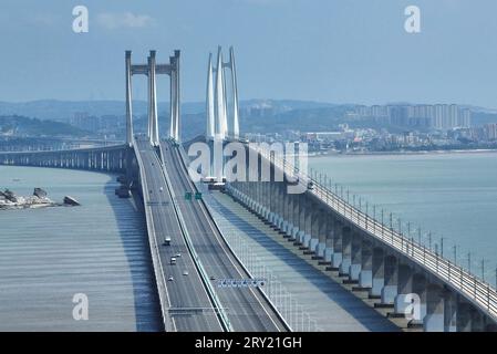 FUZHOU, 28. September 2023 (Xinhua) -- dieses Luftbild vom 19. September 2023 zeigt die Quanzhou Bay-Überseebrücke (R) entlang der Fuzhou-Xiamen-Zhangzhou-Hochgeschwindigkeitsbahn in der südöstlichen chinesischen Provinz Fujian. Chinas schnellste Hochgeschwindigkeitsstrecke für den Seeverkehr nahm am Donnerstag den Betrieb auf, wobei die Züge mit einer Höchstgeschwindigkeit von 350 km/h entlang der Westküste der Straße von Taiwan verkehrten. Ein Fuxing-Hochgeschwindigkeitszug G9801 fuhr um 9:15 Uhr von Fuzhou, der Hauptstadt der südöstlichen chinesischen Provinz Fujian, ab und feierte die Eröffnung der 277 km langen Hochgeschwindigkeitsbahn Fuzhou-Xiamen-Zhangzhou. Das ist CH Stockfoto