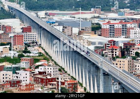 FUZHOU, 28. September 2023 (Xinhua) -- dieses Luftbild vom 19. September 2023 zeigt einen Teil der Überseebrücke der Anhai-Bucht entlang der Hochgeschwindigkeitsbahn Fuzhou-Xiamen-Zhangzhou in der südöstlichen chinesischen Provinz Fujian. Chinas schnellste Hochgeschwindigkeitsstrecke für den Seeverkehr nahm am Donnerstag den Betrieb auf, wobei die Züge mit einer Höchstgeschwindigkeit von 350 km/h entlang der Westküste der Straße von Taiwan verkehrten. Ein Fuxing-Hochgeschwindigkeitszug G9801 fuhr um 9:15 Uhr von Fuzhou, der Hauptstadt der südöstlichen chinesischen Provinz Fujian, ab und feierte die Eröffnung der 277 km langen Hochgeschwindigkeitsbahn Fuzhou-Xiamen-Zhangzhou. Das ist es Stockfoto