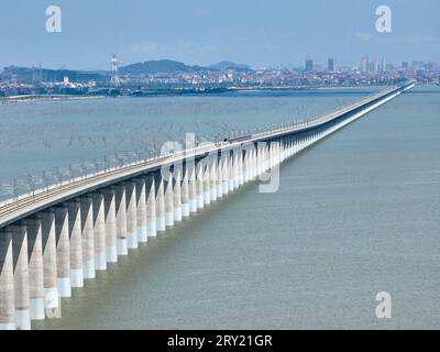 FUZHOU, 28. September 2023 (Xinhua) -- dieses Luftbild vom 19. September 2023 zeigt die Meizhou Bay-Überseebrücke entlang der Fuzhou-Xiamen-Zhangzhou-Hochgeschwindigkeitsbahn in der südöstlichen chinesischen Provinz Fujian. Chinas schnellste Hochgeschwindigkeitsstrecke für den Seeverkehr nahm am Donnerstag den Betrieb auf, wobei die Züge mit einer Höchstgeschwindigkeit von 350 km/h entlang der Westküste der Straße von Taiwan verkehrten. Ein Fuxing-Hochgeschwindigkeitszug G9801 fuhr um 9:15 Uhr von Fuzhou, der Hauptstadt der südöstlichen chinesischen Provinz Fujian, ab und feierte die Eröffnung der 277 km langen Hochgeschwindigkeitsbahn Fuzhou-Xiamen-Zhangzhou. Das gehört China Stockfoto