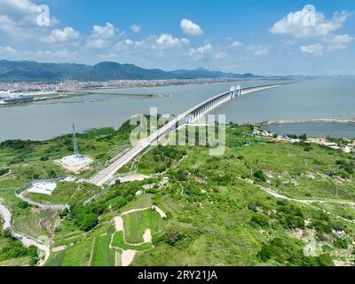 FUZHOU, 28. September 2023 (Xinhua) -- dieses Luftbild vom 19. September 2023 zeigt die Meizhou Bay-Überseebrücke entlang der Fuzhou-Xiamen-Zhangzhou-Hochgeschwindigkeitsbahn in der südöstlichen chinesischen Provinz Fujian. Chinas schnellste Hochgeschwindigkeitsstrecke für den Seeverkehr nahm am Donnerstag den Betrieb auf, wobei die Züge mit einer Höchstgeschwindigkeit von 350 km/h entlang der Westküste der Straße von Taiwan verkehrten. Ein Fuxing-Hochgeschwindigkeitszug G9801 fuhr um 9:15 Uhr von Fuzhou, der Hauptstadt der südöstlichen chinesischen Provinz Fujian, ab und feierte die Eröffnung der 277 km langen Hochgeschwindigkeitsbahn Fuzhou-Xiamen-Zhangzhou. Das gehört China Stockfoto