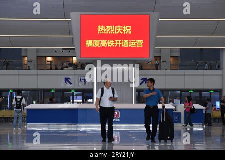 FUZHOU, 28. September 2023 (Xinhua) - Passagiere gehen in die Warthalle des Südbahnhofs von Fuzhou auf der Schnellfahrstrecke Fuzhou-Xiamen-Zhangzhou in Fuzhou, südöstliche chinesische Provinz Fujian, 28. September 2023. Chinas schnellste Hochgeschwindigkeitsstrecke für den Seeverkehr nahm am Donnerstag den Betrieb auf, wobei die Züge mit einer Höchstgeschwindigkeit von 350 km/h entlang der Westküste der Straße von Taiwan verkehrten. Ein Fuxing-Hochgeschwindigkeitszug G9801 fuhr um 9:15 Uhr von Fuzhou, der Hauptstadt der südöstlichen chinesischen Provinz Fujian, ab und feierte die Eröffnung der 277 km langen Hochgeschwindigkeitsbahn Fuzhou-Xiamen-Zhangzhou. Das Hier Stockfoto