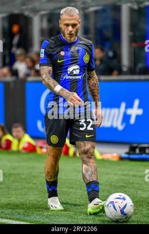 Milano, Italien. 27. September 2023. Federico Dimarco (32) von Inter während des Spiels der Serie A zwischen Inter und Sassuolo bei Giuseppe Meazza in Mailand. (Foto: Gonzales Photo - Tommaso Fimiano). Stockfoto