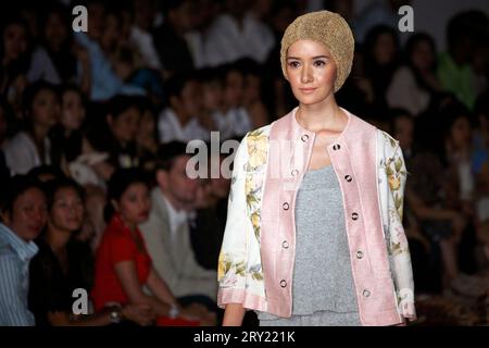 Attraktives asiatisches Model auf dem Catwalk bei der Elle Fashion Show in Bangkok, Thailand Stockfoto