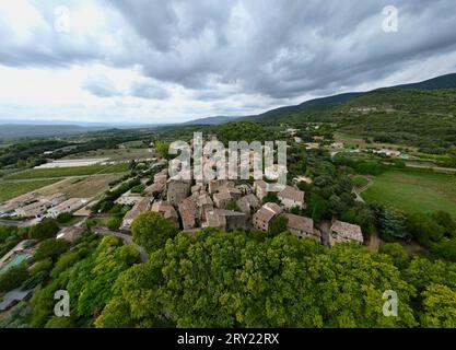 Luftfahrt über das rustikale Vaugines: Ein charmantes provenzalisches Dorf in Vaucluse, PACA – Drone Exploration of Town Stockfoto