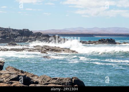 El Cotillo, Spanien. 21. September 2023: Meereswellen des Atlantischen Ozeans stürzen auf die Felsen am Strand von El Cotillo, Fuerteventura, Kanarische Inseln, Stockfoto