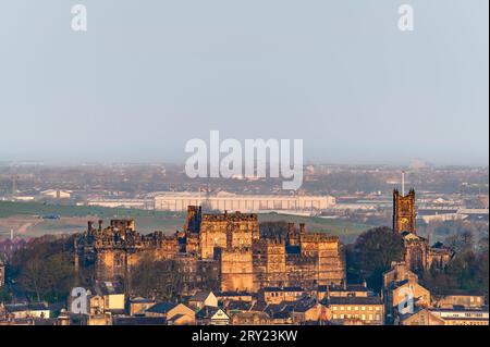 Das alte Gefängnis von Lancaster Castle überragt die Stadt mit einem Blick vom Ashton Memorial im Williamson Park (Lancashire, Großbritannien) Stockfoto