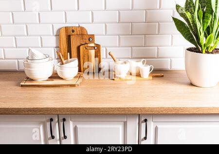 Küchenhintergrund mit einer Reihe verschiedener Küchenwerkzeuge und -Utensilien aus natürlichen, umweltfreundlichen Materialien. Umweltfreundlicher Stil in einer modernen Küche Stockfoto