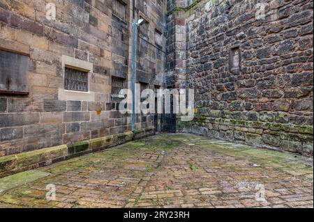 Im alten Gefängnis von Lancaster Castle, Lancashire. Der Hinrichtungshof am Fuße des Donjons – jahrhundertelang wurden Leichen unter den Tafelsteinen begraben Stockfoto