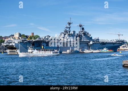 Passagierfähren passieren den amerikanischen Flugzeugträger USS Kearsarge in Stockholm, Schweden Hafen für NATO-Militärübungen. Foto: Rob Watkins Stockfoto