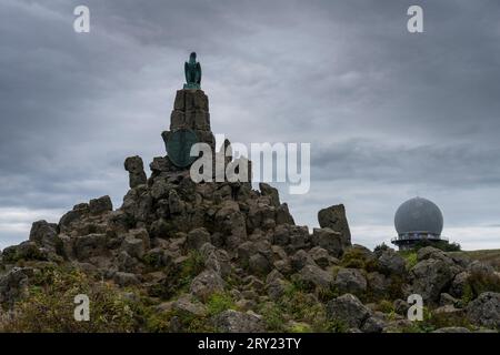 Das Fliegerdenkmal auf der Wasserkuppe bei Gersfeld Landkreis Fulda im Biosphärenreservat Rhön in der Rhön in Hessen. Mit 950 Meter Höhe ist die Wasserkuppe der höchsten Berg der Rhön. Im Hintergrund rechts die ehemalige Radarkugel. *** Das Flugdenkmal auf der Wasserkuppe bei Fulda Gersfeld im Biosphärenreservat Rhön im hessischen Rhön mit einer Höhe von 950 Metern ist die Wasserkuppe der höchste Berg im Rhön im Hintergrund rechts die ehemalige Radarsphäre Stockfoto