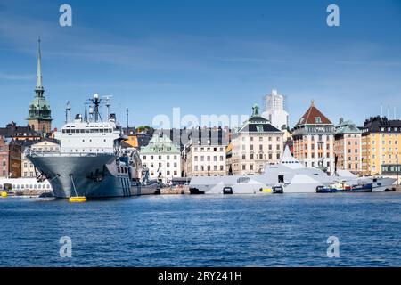 Schwedische Marineschiffe HSwMS HSwMS Helsingborg (K32) Visby Class Corvette und HSwMS Belos (A214) U-Boot-Rettungsschiff in Stockholm. Foto: Rob Watkins Stockfoto