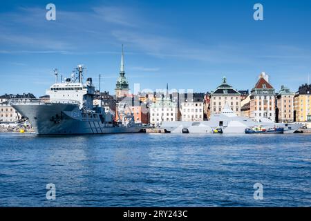 Schwedische Marineschiffe HSwMS HSwMS Helsingborg (K32) Visby Class Corvette und HSwMS Belos (A214) U-Boot-Rettungsschiff in Stockholm, Schweden, Stockfoto