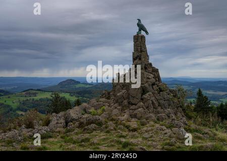 Das Fliegerdenkmal auf der Wasserkuppe bei Gersfeld Landkreis Fulda im Biosphärenreservat Rhön in der Rhön in Hessen. Mit 950 Meter Höhe ist die Wasserkuppe der höchsten Berg der Rhön. *** Das Flugdenkmal auf der Wasserkuppe bei Fulda Gersfeld im Biosphärenreservat Rhön in der hessischen Rhön mit einer Höhe von 950 Metern ist die Wasserkuppe der höchste Berg der Rhön Stockfoto