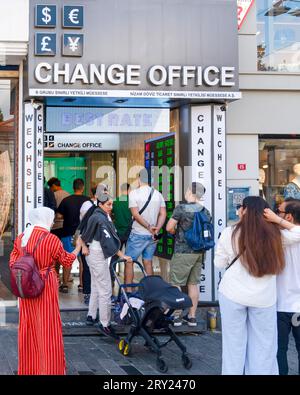 Istanbul, Türkei - 17. September 2023: Istiklal Street. Wechselstube. Stockfoto
