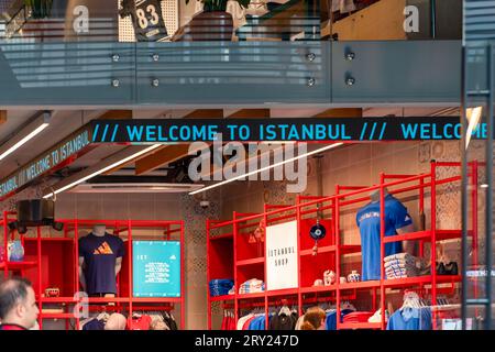 Istanbul, Türkei - 17. September 2023: Ein Geschäft, in dem Souvenirs und Kleidung zum Thema Istanbul verkauft werden Stockfoto