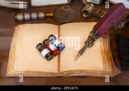 Schreib- und Schreibgeräte in der Antike mit Tinte, Federstift und altem Notizbuch. Stockfoto