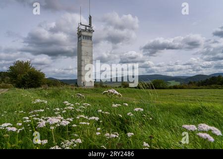 Ein Beobachtungsturm der DDR-Grentruppen am Point Alpha an der ehemaligen Grenze zwischen DDR und BRD bei Geisa Wartburgkreis in der Rhön. *** Beobachtungsturm der DDR-Grenztruppen am Punkt Alpha an der ehemaligen Grenze zwischen DDR und BRD bei Geisa Wartburgkreis in der Rhön Stockfoto