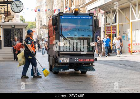 Istanbul, Türkei - 17. September 2023: Istanbul Metropolitan Municipality, (türkisch: İstanbul Büyükşehir Belediyesi-IBB) Reinigung LKW und Müll AT Stockfoto
