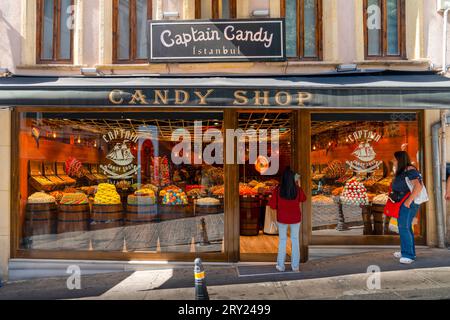 Istanbul, Türkei - 17. September 2023: Captain Candy Shop im Beyoglu-Viertel. Stockfoto