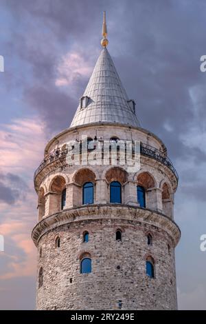 Der Galata-Turm (türkisch Galata Kulesi) ist ein alter genuesischer Turm im Galata-Teil des Beyoğlu-Viertels von Istanbul in der Türkei Stockfoto