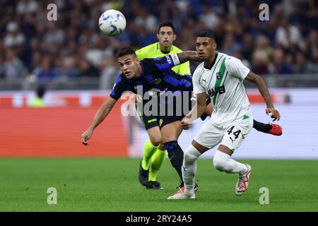 Ruan Tressoldi von uns Sassuolo und Lautaro Martinez vom FC Internazionale kämpfen um den Ball während des Spiels der Serie A zwischen dem FC Internazionale und uns Sassuolo im Stadio Giuseppe Meazza am 27 2023. September in Mailand Italien. Stockfoto