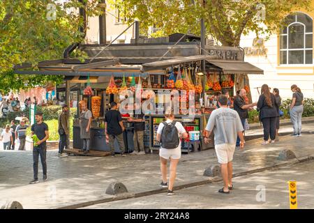Istanbul, Türkei - 17. September 2023: Buffetessen gibt es überall in Istanbul Stockfoto