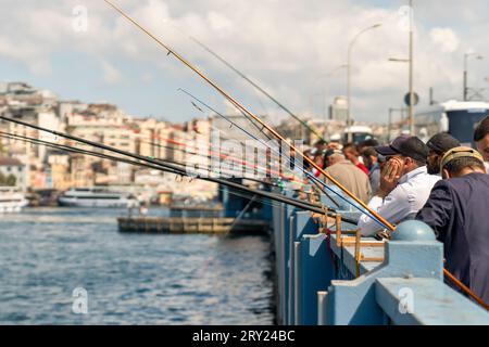 Istanbul, Türkei - 17. September 2023: Menschen fischen auf der Galata-Brücke in Istanbul. Türkei. Stockfoto