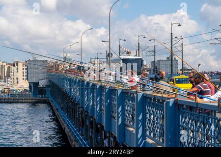 Istanbul, Türkei - 17. September 2023: Menschen fischen auf der Galata-Brücke in Istanbul. Türkei. Stockfoto