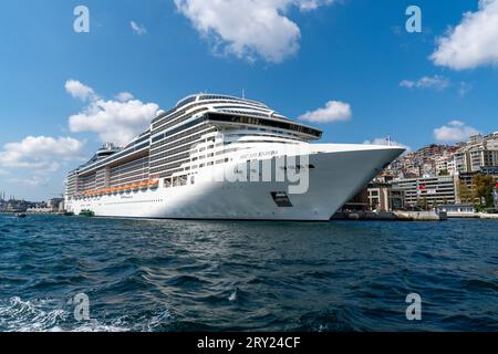 Istanbul, Türkei - 17. September 2023: Großes Kreuzfahrtschiff als msc splendida in der Bosporusstraße, Marmarameer Stockfoto