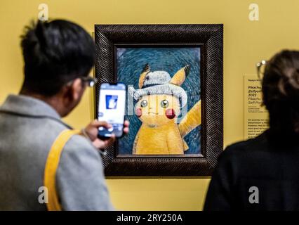 AMSTERDAM – Gemälde von Künstlern, die von Pokémon inspiriert wurden, im Van Gogh Museum. Einige der bekanntesten Werke Vincent van Goghs inspirierten die sechs Gemälde, die Künstler von Pokémon geschaffen haben. ANP REMKO DE WAAL niederlande raus - belgien raus Stockfoto