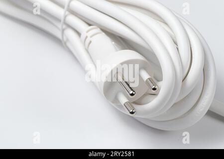 3-poliges Netzkabel Typ o für Computer und Elektrogeräte, elektrische Stecker, Netzstecker isoliert auf weißem Hintergrund. Stockfoto