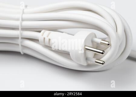 3-poliges Netzkabel Typ o für Computer und Elektrogeräte, elektrische Stecker, Netzstecker isoliert auf weißem Hintergrund. Stockfoto