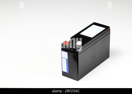 Versiegelte USV-Batterien, versiegelte 12-V-Blei-Säure-UPS-Batterie auf weißem Hintergrund. Stockfoto