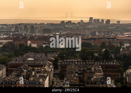 Blick auf OEresundsbroen, die OEresundbrücke, über Kopenhagen vom Maersk Tower in Kopenhagen, Dänemark, Donnerstag, 28. September 2023 Stockfoto