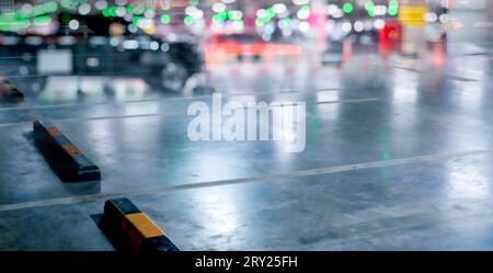 Leerer Parkplatz im Untergeschoss des Einkaufszentrums. Städtischer Verkehrsraum. Städtische Infrastruktur in einem Einkaufszentrum. Leeres Fahrzeuglager. Stockfoto