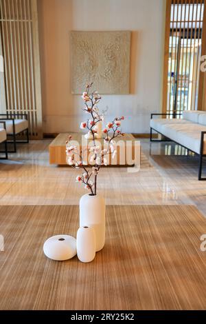 Vase in gemütlichem klassischem Wohnbereich dekoriert, Lobby-Lounge zur Unterstützung der Gäste im öffentlichen Bereich. Stockfoto